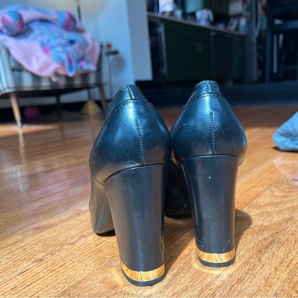 Tory Burch Black Pumps with Gold Logo high heel size 8 - Picture 3 of 10